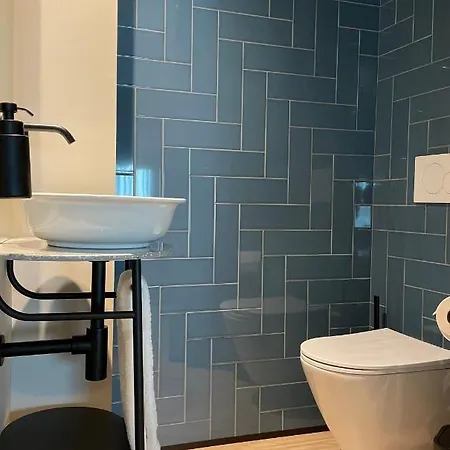 Sutrooms *